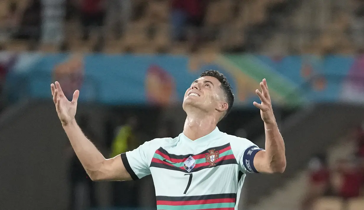 Reaksi kapten timnas Portugal, Cristiano Ronaldo pada babak 16 besar Euro 2020 menghadapi Belgia di Estadio La Cartuja, Sevilla, Senin (28/6/2021) dini hari WIB. Ronaldo membuang dan menendang ban kapten usai Portugal tersingkir dari EURO 2020 lantaran kalah 0-1. (THANASSIS STAVRAKIS/POOL/AFP)