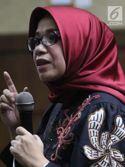 Terdakwa dugaan suap kesepakatan kontrak kerja sama pembangunan PLTU Riau-1, Eni Maulani Saragih menjawab pertanyaan saat sidang lanjutan di Pengadilan Tipikor, Jakarta, Selasa (22/1). Eni menjalani pemeriksaan terdakwa. (Liputan6.com/Helmi Fithriansyah)