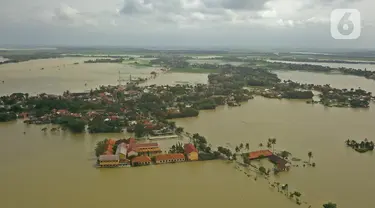 Suasana banjir di Desa Sukalaksana Kabupaten Bekasi, Jawa Barat, Senin (22/02/2021). Banjir tersebut akibat luapan sungai Citarum yang tanggulnya jebol. (Liputan6.com/Herman Zakharia)