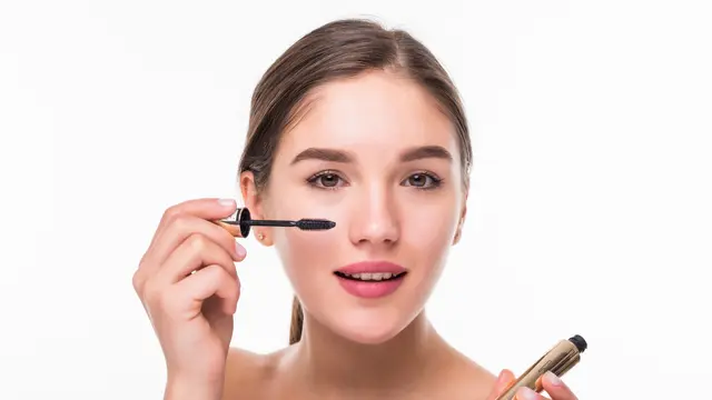 Ide Makeup Elegan dan Bold dengan Soft Smoky Eye Makeup