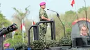 Kasal Laksamana TNI Ade Supandi memimpin upacara Hari Korps Marinir TNI AL yang ke-70 di Markas Marinir Cilandak, Jakarta Selatan, (15/11/2015). Dirgahayu kali ini mengusung tema 'Kuat Bersama Rakyat Berkarakter Maritim'. (Liputan6.com/Helmi Afandi)