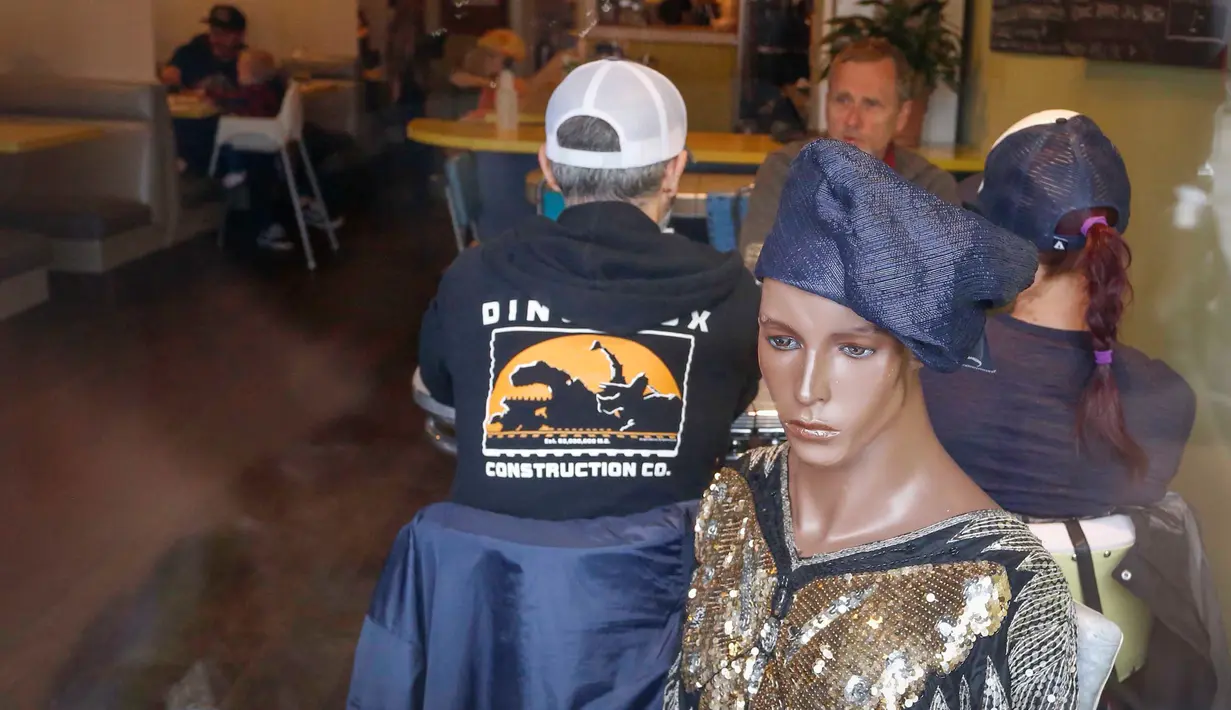 Manekin digunakan untuk menghalangi kursi di Roundel Cafe guna memberikan jarak fisik yang cukup bagi pelanggan di Vancouver, Kanada, pada 15 Juni 2020. Restoran Roundel Cafe menggunakan maneken alih-alih memberi pembatas pada kursi untuk membantu pelanggan menjaga jarak fisik. (Xinhua/Liang Sen)