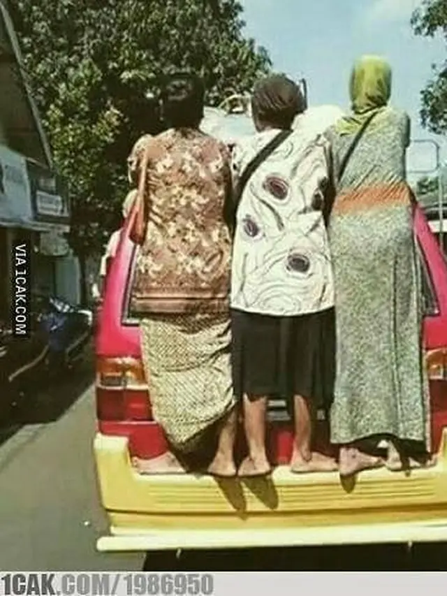 6 Kelakuan Kocak Ibu-Ibu saat Naik Angkot Ini Nyeleneh