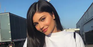 Kylie Jenner sepertinya kini sudah mulai menerima dirinya sendiri. Lewat akun Instagram, Kylie mengaku tak lagi menggunakan filler bibirnya. (instagram/kyliejenner)