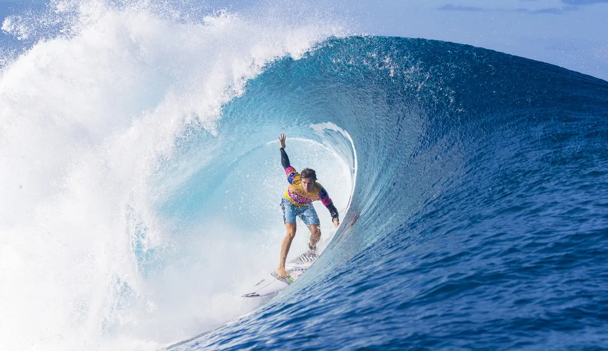 Peselancar Australia, Ryan Callinan beraksi menaklukan ombak saat bertanding pada hari pertama Tahiti Pro 2019 di Teahupoo, Tahiti (24/8/2019). Tahiti Pro 2019 adalah acara ketujuh dari Tur Kejuaraan Pria di 2019 World Surf League. (AFP Photo/Brian Bielman)