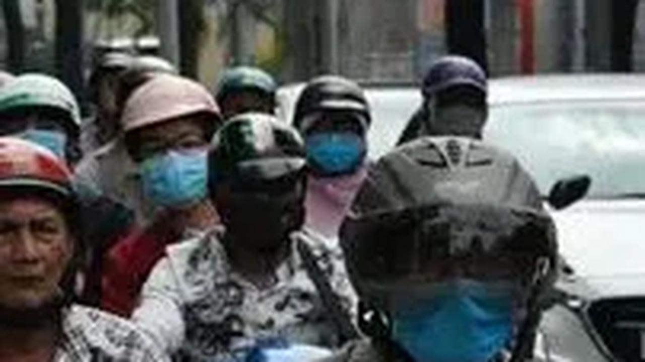Hingga, menabrak empat tiang besi dan pohon berjajar pinggir jalan<br>