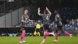 Ketiga gol I Partenopei disumbangkan oleh Adam Ounas serta sepasang gol Eljif Elmas. Sementara The Foxes mampu memperkecil skor lewat Jonny Evans dan Kieran Dewsbury-Hall. (AP/Gregorio Borgia)