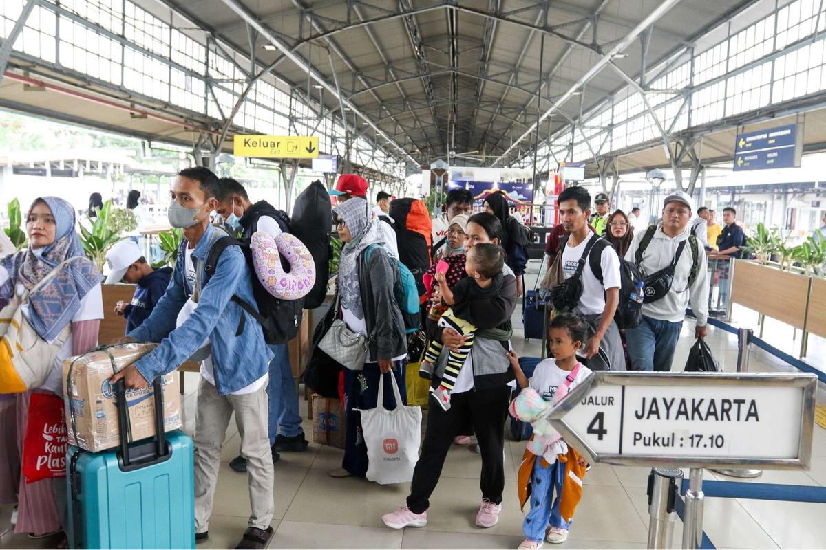 Stasiun Pasar Senen dipadati pemudik jelang Lebaran 2025