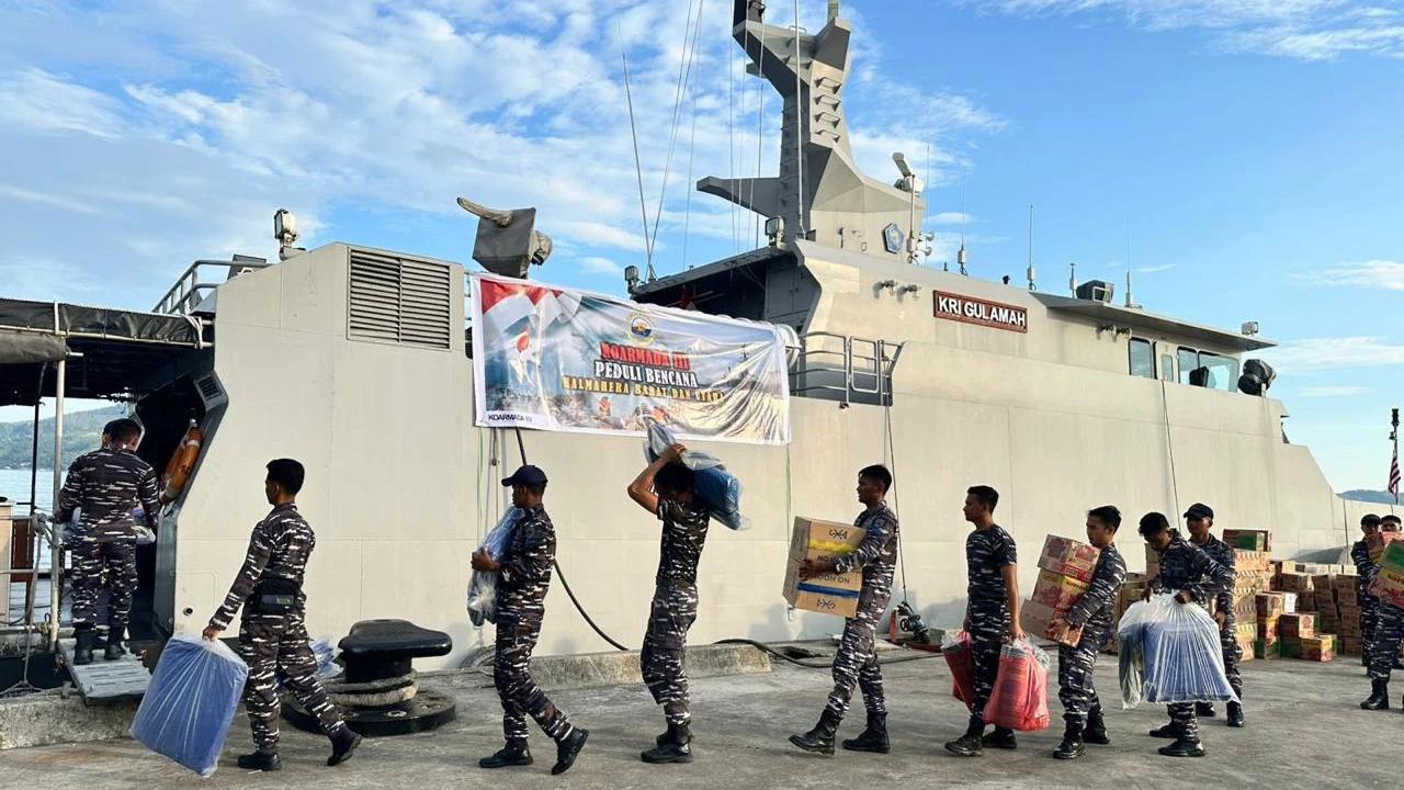 TNI AL Salurkan Bantuan Kemanusiaan ke Korban Bencana di Halmahera