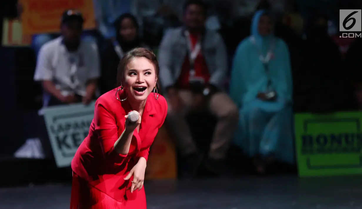 Penyanyi Rossa saat tampil menghibur peserta forum Indonesia Young Entrepreneur Summit 2018 di Ciputra Artpreneur World, Jakarta, Minggu (28/10). Rossa tampil cantik mengenakan gaun berwarna merah. (Liputan6.com/Fery Pradolo)