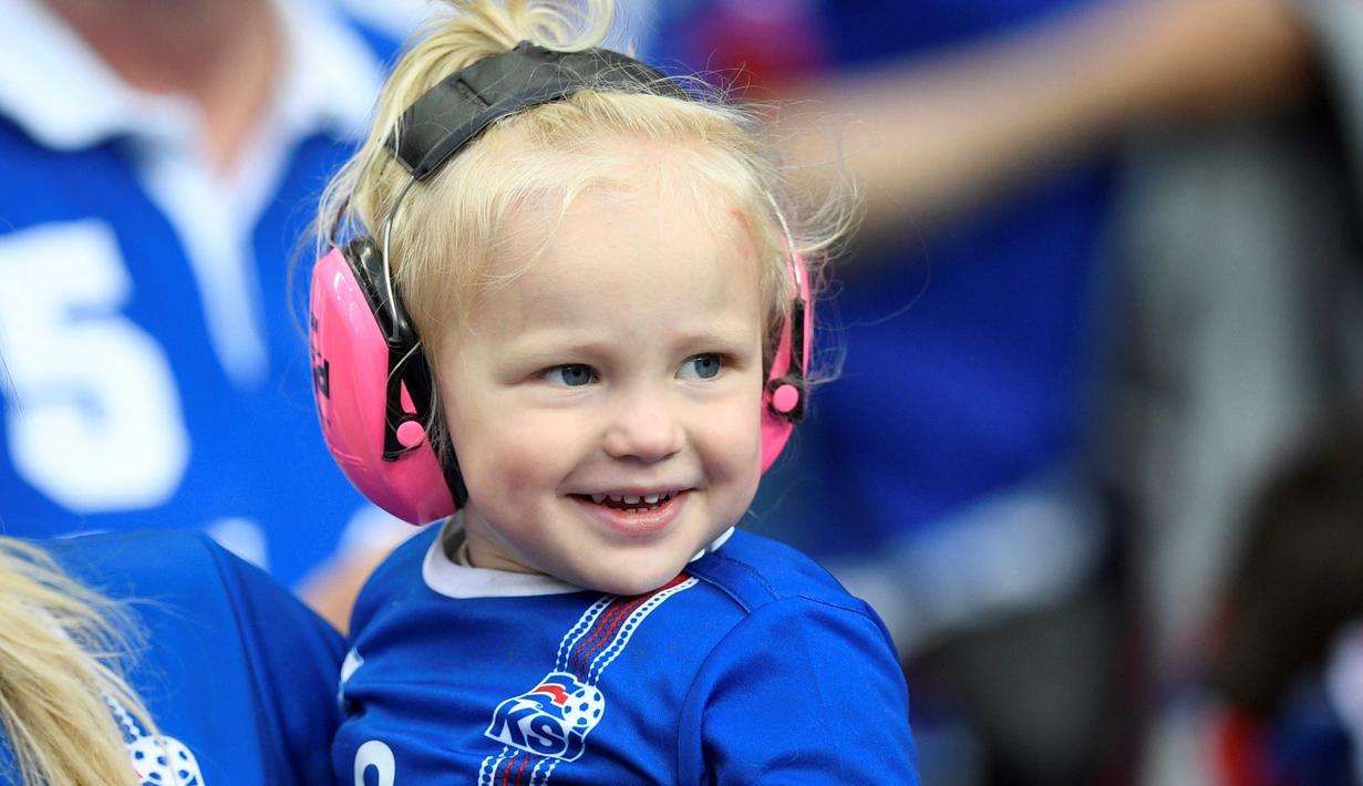Fans cilik yang lucu asal Islandia terlihat bahagia saat menyaksikan laga Islandia melawan Prancis di  Stade de France, Saint-Denis, (3/7/2016). (AFP/Martin Bureau)