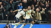 Pemain Tottenham, Dominic Solanke (kiri), merayakan gol kedua timnya bersama Xavi Simons dalam pertandingan Liga Inggris melawan Manchester City, Minggu (1/2/2026). (AP Photo/Richard Pelham)