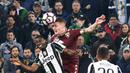 Striker Torino, Andrea Belotti, duel udara dengan pemain  Juventus, Kwadwo Asamoah pada lanjutan laga Serie A di Stadion Juventus, Turin (06/05/2017). (EPA/Alessandro Di Marco)