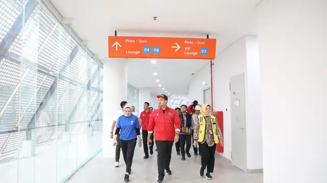 Menteri Pemuda dan Olahraga (Menpora) RI, Dito Ariotedjo, mengelilingi Indoor Multifunction Stadium (IMS) di Komplek Gelora Bung Karno, Jakarta Pusat, pada Rabu (7/6/2023).