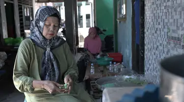 Bagi masyarakat Pulau Jawa, tentu tidak asing dengan rasa kue klepon. Keberadaannya juga mudah ditemui. Bahkan terdapat satu desa berjuluk 'Kampung Klepon' di Sidoarjo, Jawa Timur. Nah, apabila sedang di Sidoarjo, sempatkan mampir ke Desa Bulang, Kecamatan Prambon. Jajaran pengusaha klepon binaan Bank Rakyat Indonesia (BRI) dengan mudah ditemukan di sepanjang jalan dengan harga relatif terjangkau. (FOTO: Dokumentasi BRI)