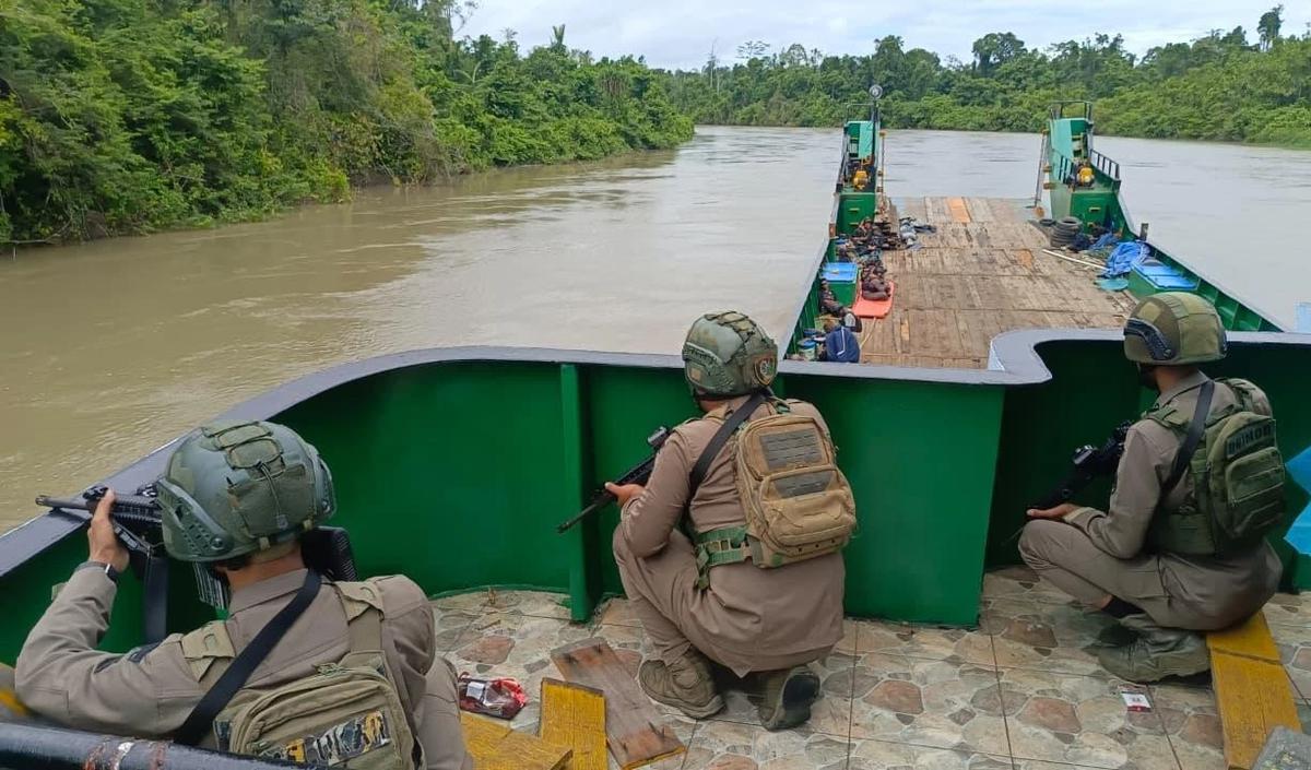 FOTO: Pengawalan Ketat Distribusi Logistik ke Yahukimo Papua