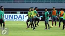 Pemain Timnas Indonesia, Stefano Lilipaly (tengah) melakukan pemanasan saat latihan jelang laga pertama semifinal Piala AFF 2016 di Stadion Pakansari, Bogor (2/12). Indonesia akan berlaga melawan Vietnam, Sabtu (3/12). (Liputan6.com/Helmi Fithriansyah)