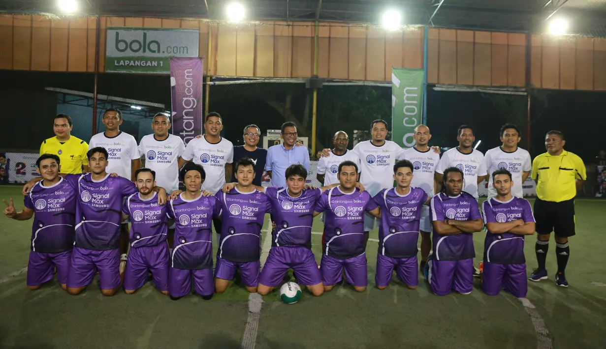 Sementara dari skuad eks pemain Timnas, nama tenar seperti Ilham Jayakusuma, Gendut Doni, Alexander Pulalo, Leo Saputra ikut memperlihatkan skil bermain bola di lapangan. (Adrian Putra/Bintang.com)