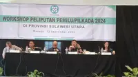 Ketua Bawaslu Sulut Dr Ardiles Mewoh MSi (keempat dari kiri) saat menyampaikan materi dalam Workshop Peliputan Pemilu/Pilkada 2024 yang digelar Dewan Pers pada, Kamis (12/9/2024), di Peninsula Hotel Manado.