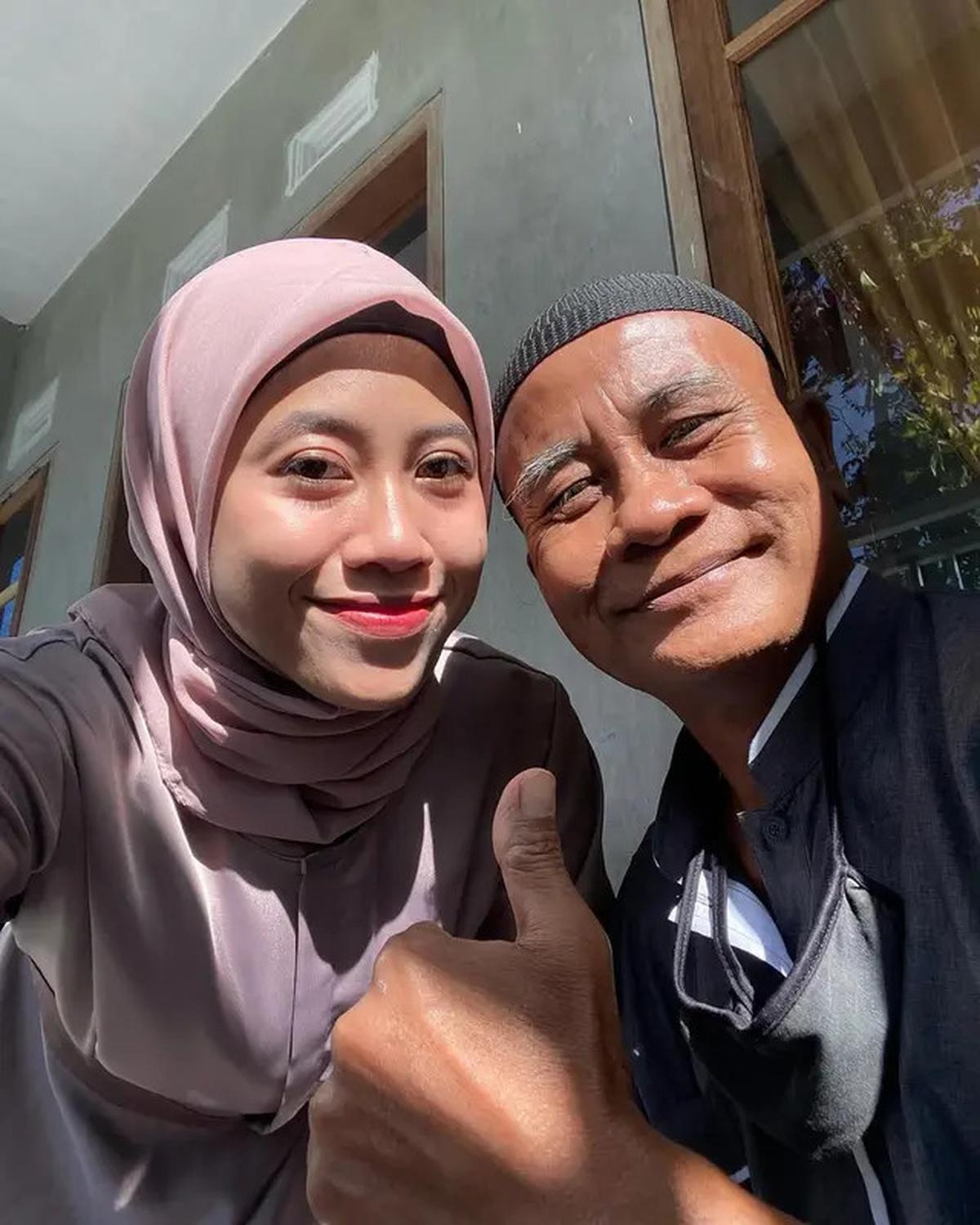 7 Potret Megawati Hangestri Bersama Keluarga di Jember, Pilih Jaga Ibu