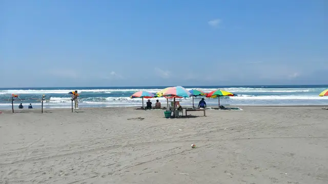 Mitos Larangan Pakai Baju Warna Hijau ke Pantai Parangtritis
