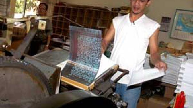 Pencetakan Al-Qur'an braille menggunakan mesin cetak khusus di Percetakan Braille Yayasan Penyantun Wyata Guna yang akan dikirim ke beberapa daerah di Indonesia, Bandung, Jabar. (Antara)