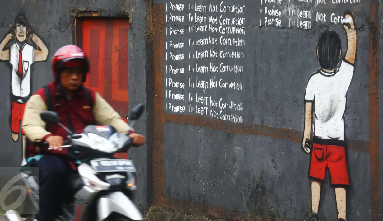 Pengendara sepeda motor melintas di depan mural anti korupsi bertuliskan 'I promise i'll learn not corruption' atau "Saya berjanji saya akan belajar untuk tidak korupsi" di Jakarta, Minggu (05/03). (Liputan6.com/Helmi Afandi)