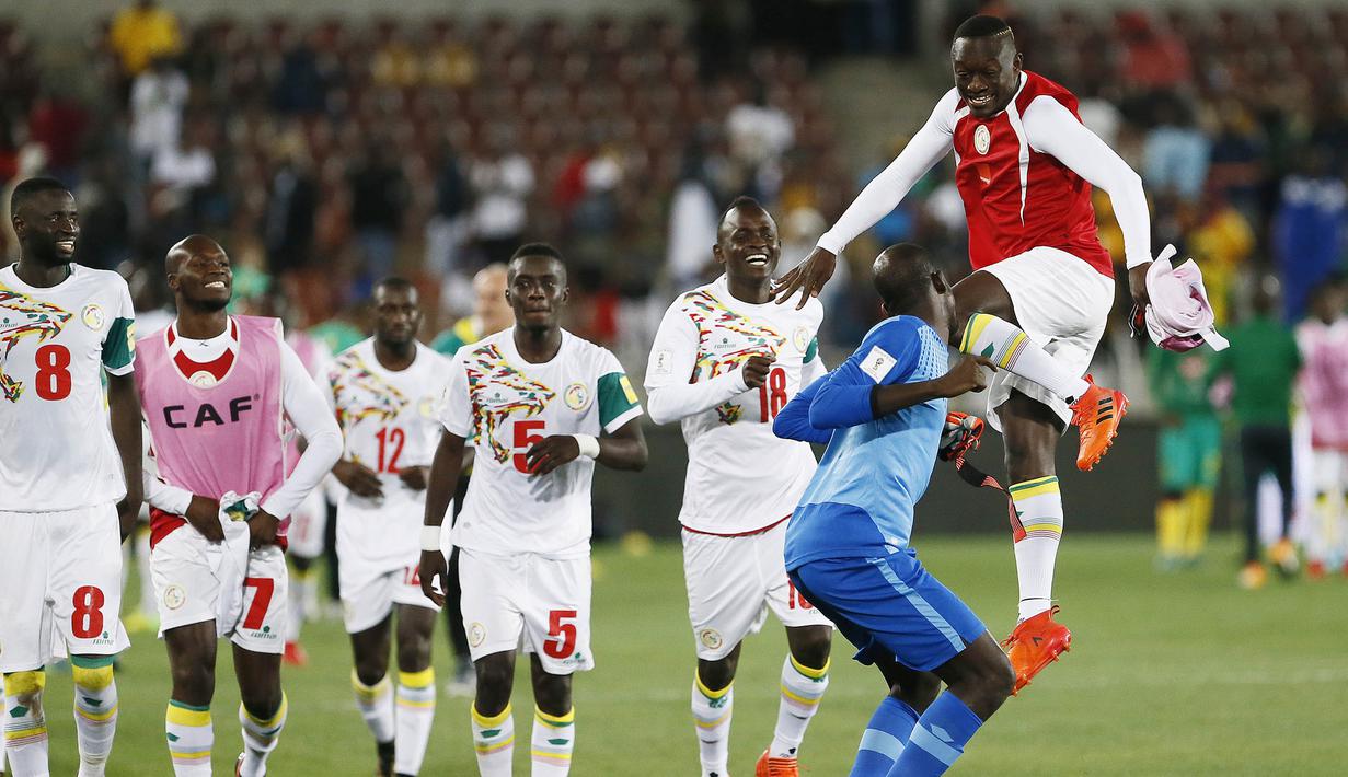 Para pemain Senegal melakukan selebrasi usai memastikan lolos ke Piala Dunia 2018 setelah mengalahkan Afrika Selatan di Stadion The Peter Mokaba, Jumat (10/11/2017). Senegal menang 2-0 atas Afrika Selatan. (AFP/Phill Magakoe)