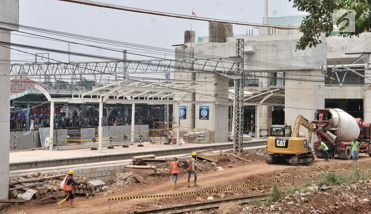 Aktivitas pekerja proyek Double Double Track (DDT) Paket A Stasiun Manggarai-Jatinegara di kawasan Manggarai, Jakarta, Selasa (28/8). Proyek DDT Paket A menelan biaya Rp 2,5 triliun. (Merdeka.com/Iqbal Nugroho)