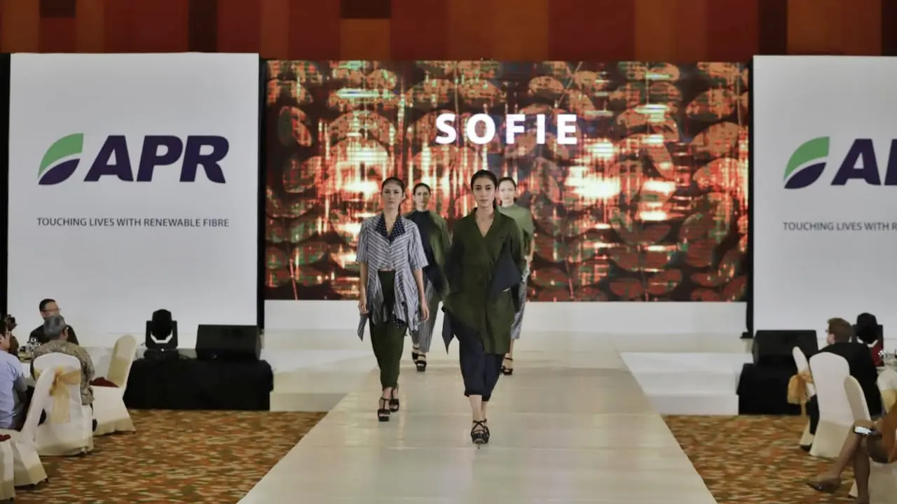 Fashion Show Busana Ali Charisma dan tujuh perancang busana Indonesia dengan menggunakan serat viscose rayon lokal.