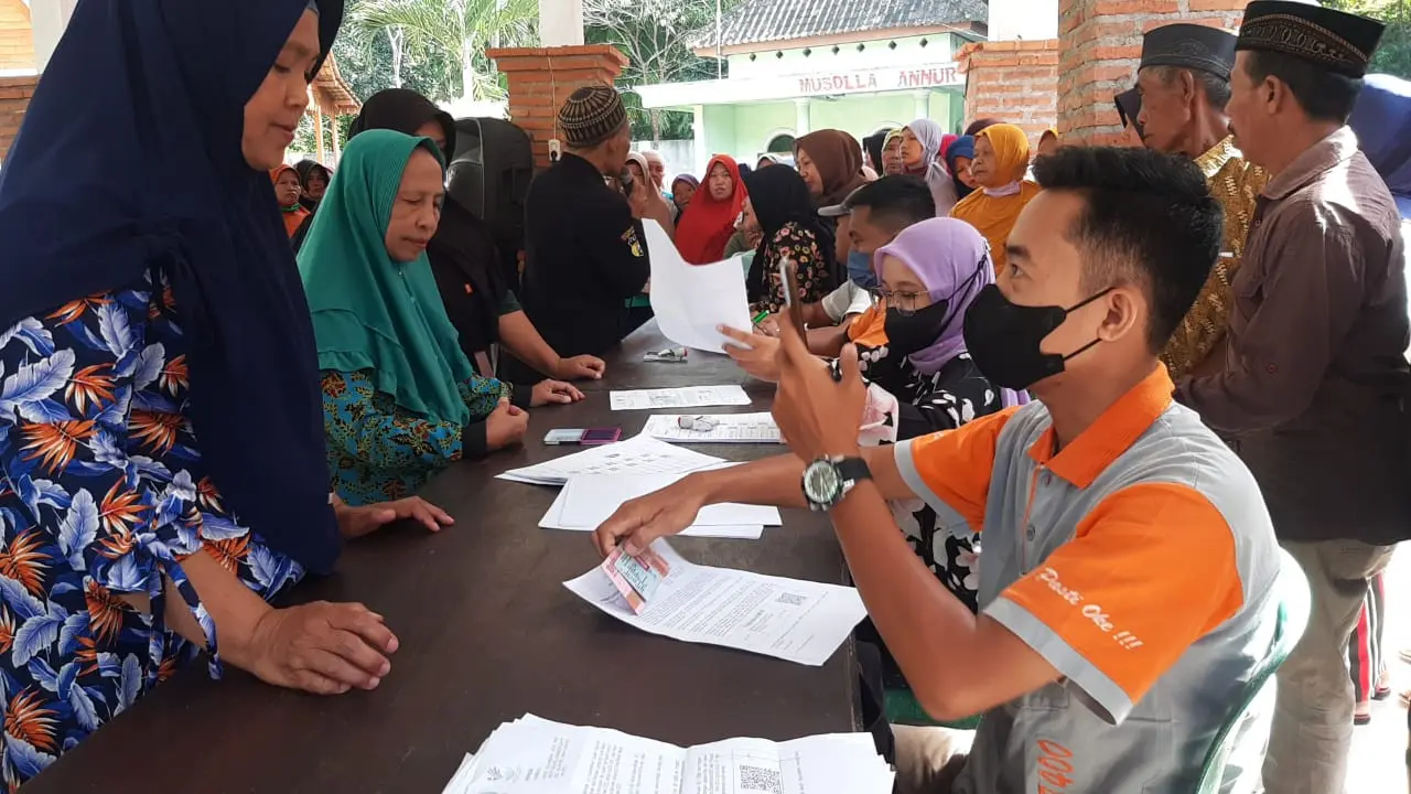 Proses penyaluran BLT BBM oleh PT Pos Indonesia di Banyuwangi. (Istimewa)