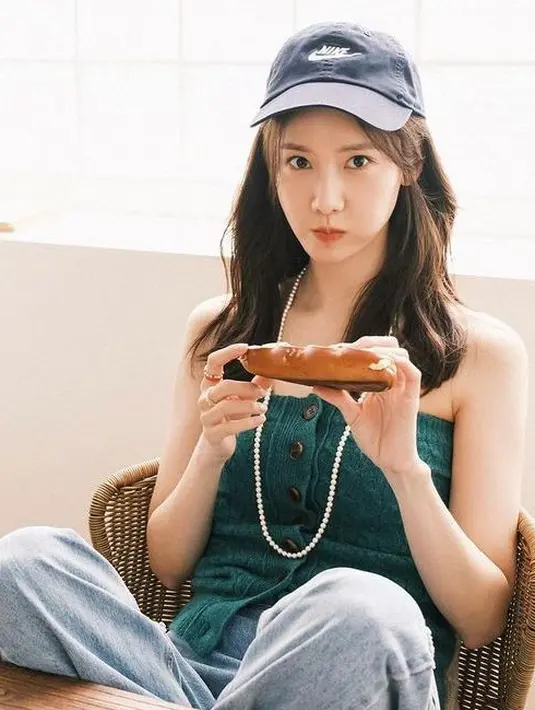 Selain kalung jenis choker,  model kalung panjang juga bisa memberikan kesan stylish pada outfit kamu. (Instagram/yoona_lim).