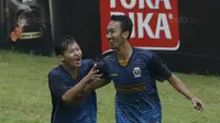 Pemain UPI, Arga M Sopyan, melakukan selebrasi usai mencetak gol ke gawang UMM pada laga Torabika Cup 2017 di Stadion Cakrawala, Malang, Rabu (22/11/2017). UPI menang 1-0 atas UMM. (Bola.com/M Iqbal Ichsan)