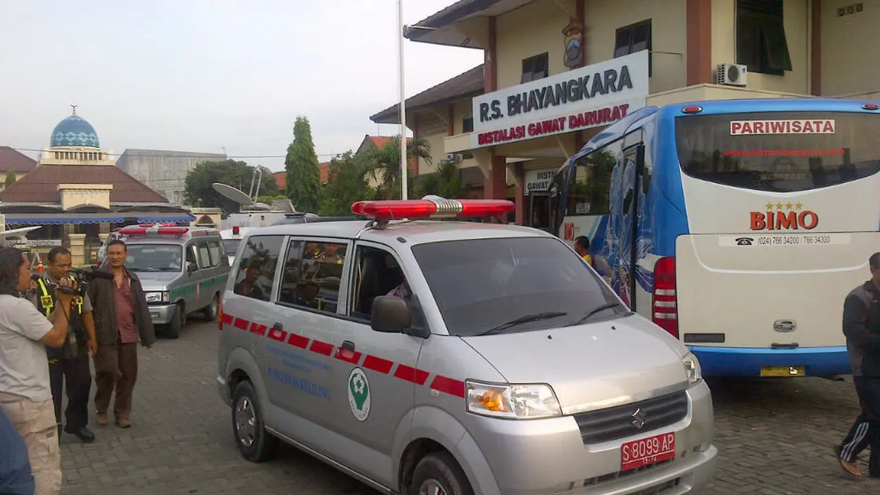 Ambulans membawa jenazah korban bus maut 