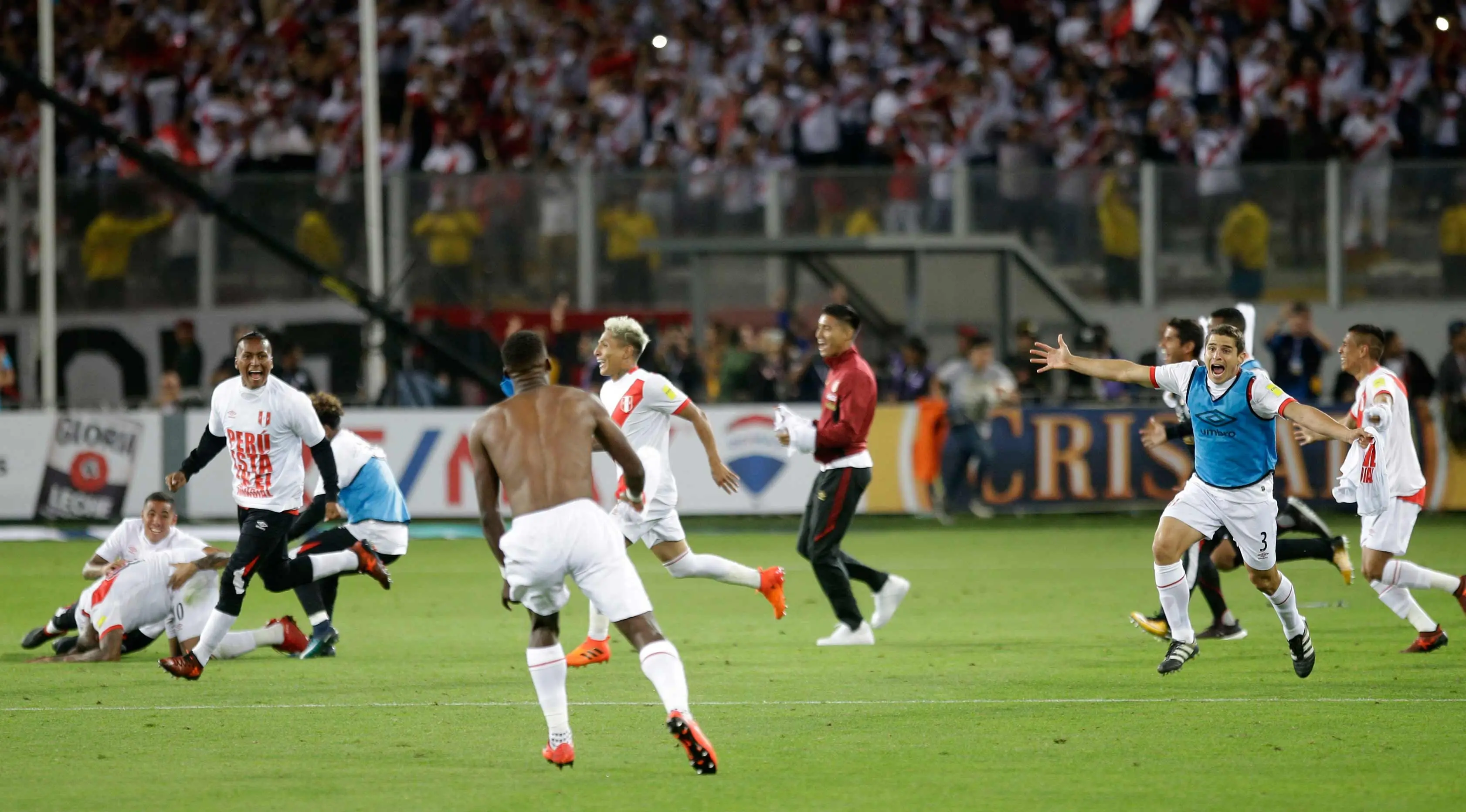 Pemain Peru merayakan kemenangan usai pertandingan melawan Selandia Baru pada leg kedua play-off interkontinental Piala Dunia 2018 di Estadio Nacional, Lima, (15/11). Peru tim terakhir yang meraih tiket Piala Dunia 2018 di Rusia. (AP Photo/Rodrigo Abd)