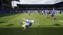 Para penonton memasuki lapangan pertandingan untuk merayakan perpisahan setelah laga lanjutan Liga Inggris 2024/2025 Everton melawan Southampton di Goodison Park, Liverpool, Inggris, Minggu (18/05/2025) waktu setempat. (AP Photo/PA/Martin Rickett)