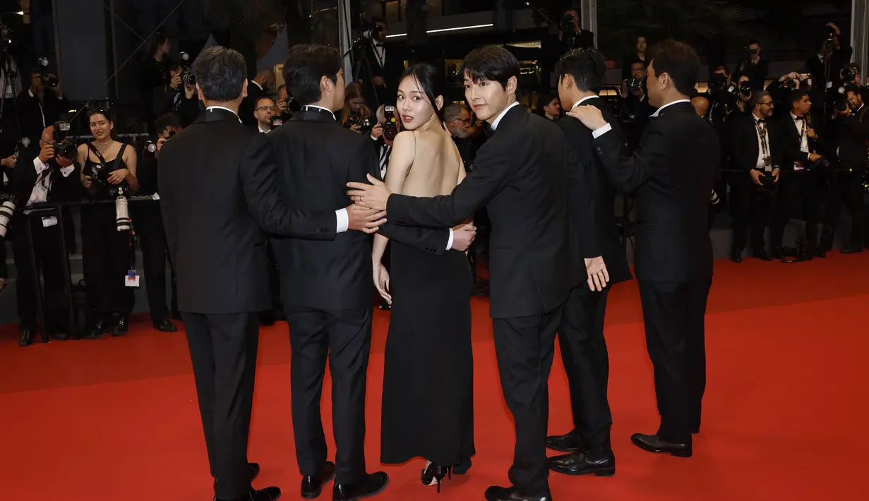 Han Jae-duk, Hong Xa Bin, Song Joong Ki, Kim Hyoung-seo, dan Kim Chang-hoon tampak belakang di pemutaran perdana film Hopeless di Film Cannes 2023, Rabu (24/5/2023). (Photo: Joel C Ryan/Invision/AP)