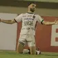 Striker Bali United, Ilija Spasojevic, saat pertandingan melawan Madura United pada laga Piala Presiden di Stadion Manahan, Solo, Sabtu, (3/2/2018). Bali United menang adu penalti 5-4 atas Madura United. (Bola.com/M Iqbal Ichsan)