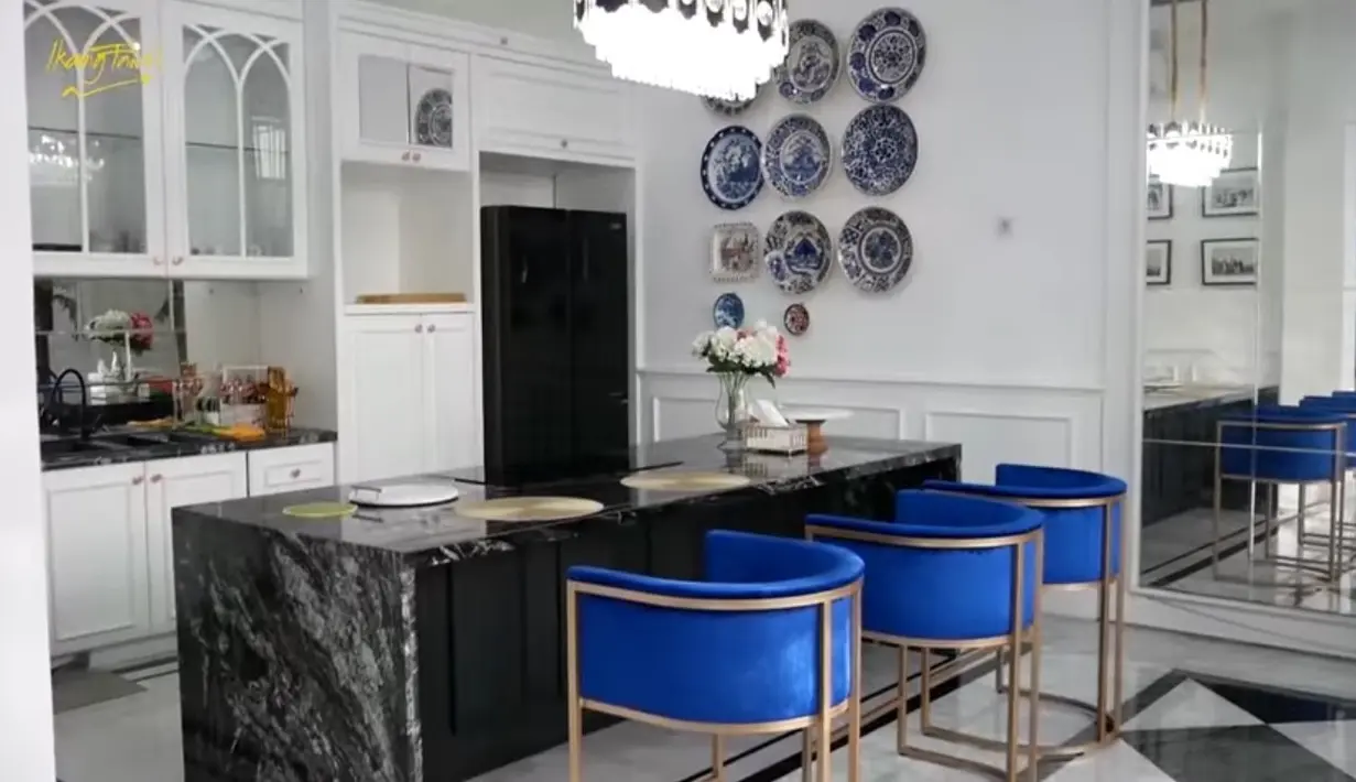 Area dapur bersih dilengkapi kitchen seat warna putih. Sedangkan kursi mengusung warna biru. Menurut tuan rumah, rumah ini dibangun sangat lama karena banyak yang pesan. [Youtube/Ikang Fawzi Official]