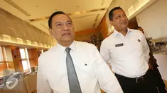 Gubernur Bank Indonesia Agus Martowardojo (kiri) dan Kepala BNN Budi Waseso (kanan) berjalan bersama usai menandatangani nota kesepahaman antara Bank Indonesia dan Badan Narkotika Nasional di Jakarta, Senin (15/8). (Liputan6.com/Immanuel Antonius)