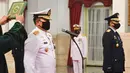 Laksamana TNI Yudo Margono (kiri) dan Marsekal TNI Fadjar Prasetyo (kanan) membaca sumpah saat dilantik menjadi Kepala Staf Angkatan Laut (KSAL) dan Kepala Staf Angkatan Udara (KSAU) di Istana Negara, Jakarta, Rabu (20/5/2020). (Dok. Hafidz Mubarak A/POOL)