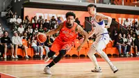 Pemain Pelita Jaya KJ McDaniels menerobos pertahanan Metal di laga BCL Asia 2025 (dok FIBA)