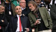 Pemilik Manchester United, Jim Ratcliffe (kanan), mencondongkan badan untuk berbicara dengan CEO Manchester United, Omar Berrada (kiri), dalam pertandingan Premier League antara Manchester City dan Manchester United di Stadion Etihad, Manchester, Inggris barat laut, pada 14 September 2025. (Oli SCARFF/AFP)