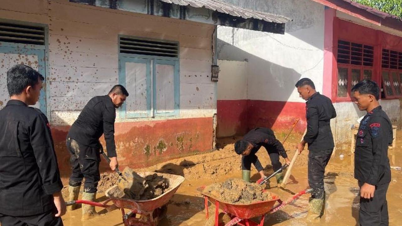 Brimob Polda Sumut Bersihkan SD di Tapteng Pascabanjir, Pulihkan Aktivitas Belajar Mengajar