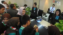 Sejumlah murid SMPN 141 menjajal menghitung uang saaat mengunjungi BNI Kantor Cabang Tebet, Jakarta (2/5). Kegiatan ini untuk mengenal lebih dekat kegiatan perbankan di lingkungan operasional  BNI Cabang Tebet. (Merdeka.com/Arie Basuki)