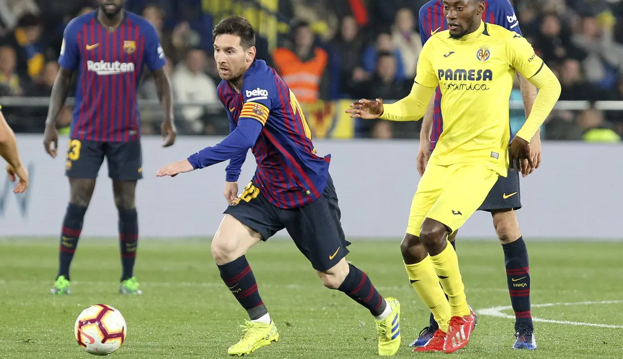 Striker Barcelona, Lionel Messi, menggiring bola saat melawan Villarreal pada laga La Liga 2019 di Stadion Ceramica, Selasa (2/4). Kedua tim bermain imbang 4-4. (AP/Alberto Saiz)
