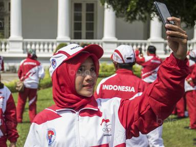 Para atlet melakukan swafoto usai menghadiri pelepasan kontingen di Istana Negara, Jakarta, Senin (7/8/2017). Para atlet Indonesia akan mengikuti SEA Games 2017 Malaysia pada 19-30 Agustus. (Bola.com/Vitalis Yogi Trisna)