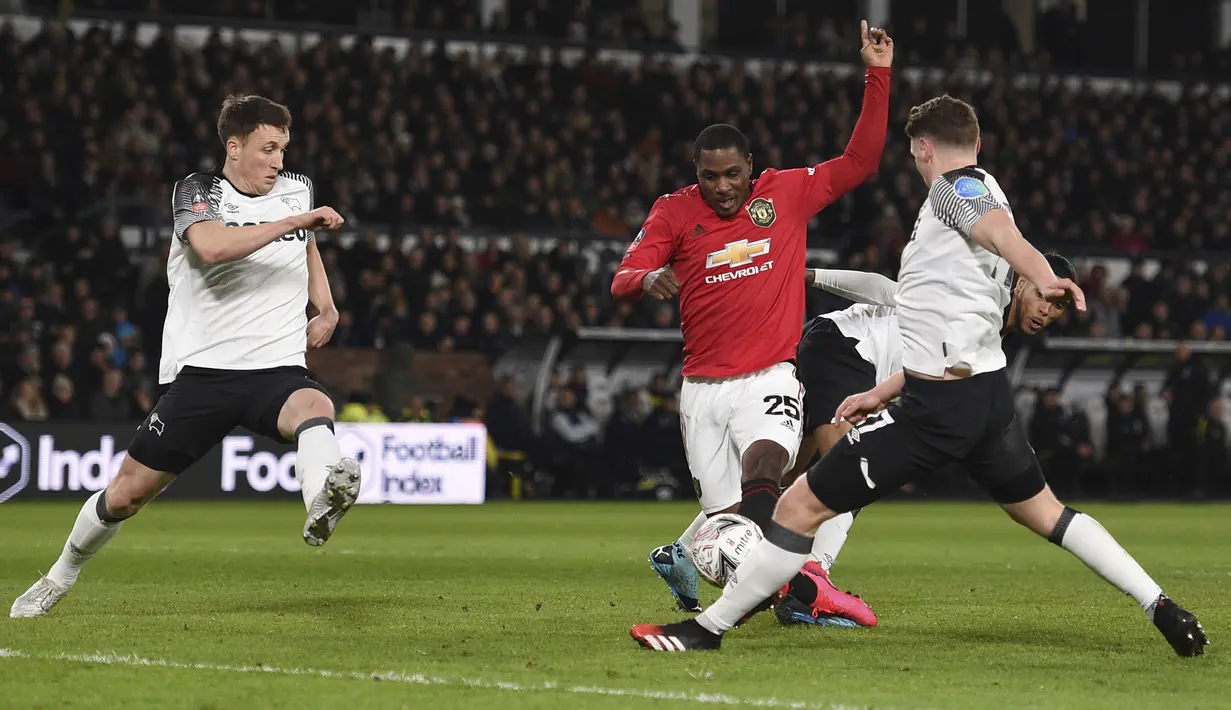 Striker Manchester United, Odion Ighalo, berebut bola dengan pemain Derby Country pada laga babak kelima Piala FA di Pride Park Stadium, Kamis (5/3). Manchester United menang 3-0 atas Derby Country. (AFP/Oli Scarff)