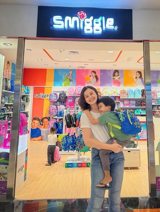 Tampil dengan padu padan kaus putih dan celana jeans saat menemani anak belanja kebutuhan sekolah.  [@kimbrlyryder].