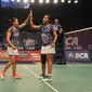 Pebulu Tangkis ganda putri, Nitya Krishinda M dan Greysia Polii merayakan kemenangan usai mengalahkan pebulu tangkis USA, Eva Lee dan Paula Lynn di BCA Indonesia Open Superseries Premier 2015 di Jakarta, Rabu (3/6/2015). (Liputan6.com/Herman Zakharia)